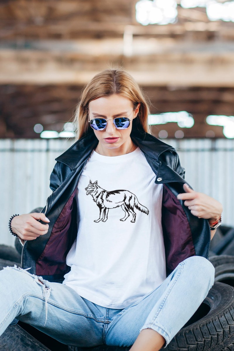 wilk bluza model.jpg