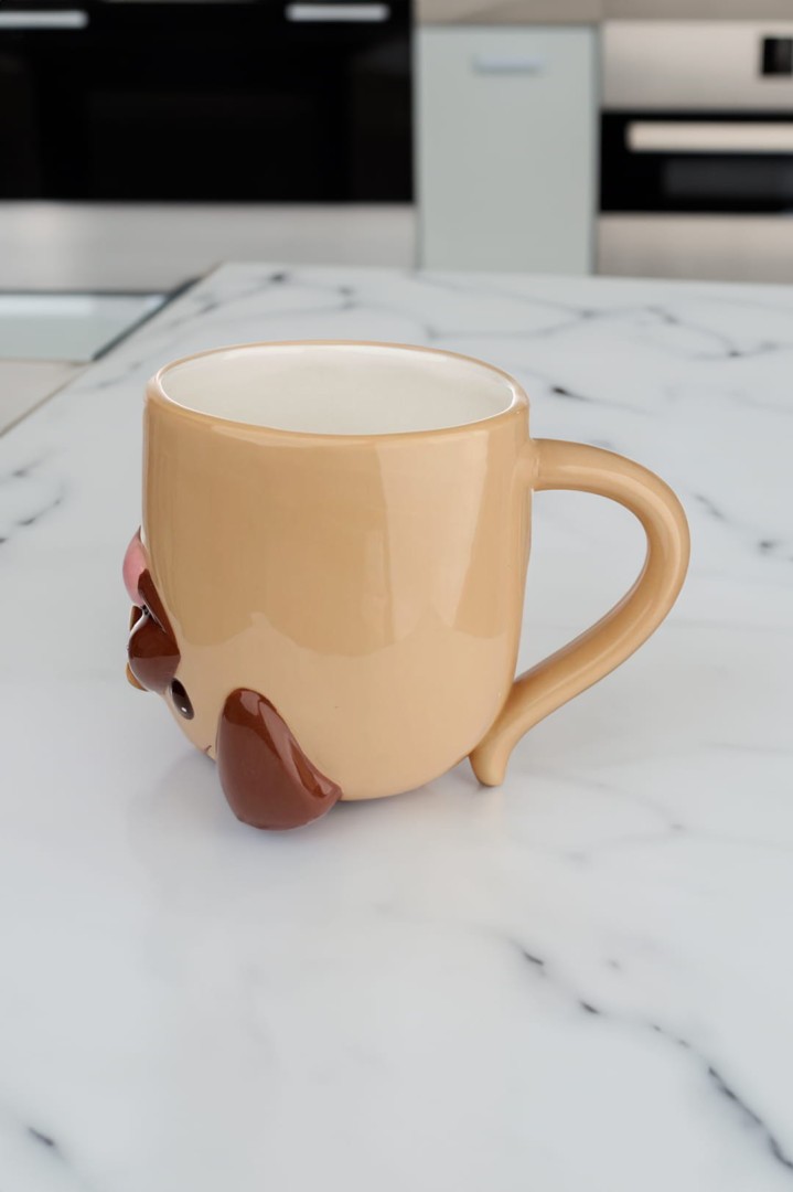 Keramikbecher mit umgedrehtem Mopshund