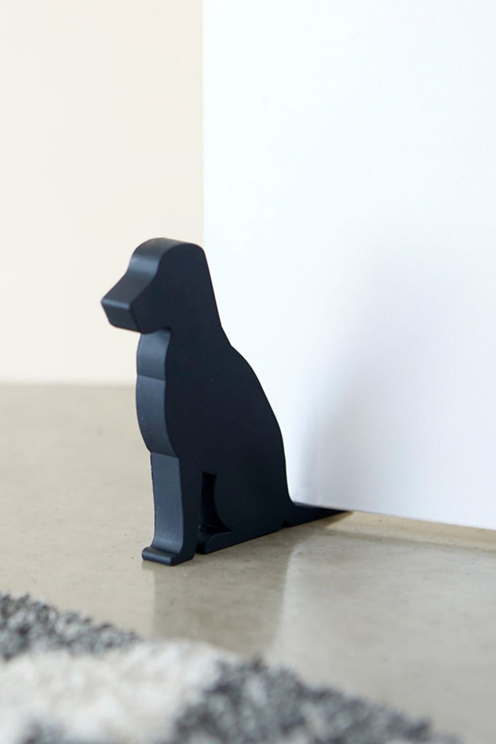 Türstopper in Form eines schwarzen Hundes